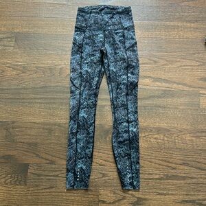 Lululemon blue and black speckled tight pants size 2